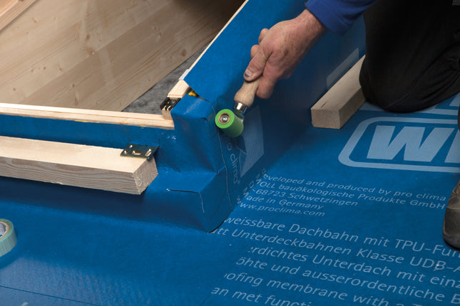 hegeszthető fólia összedolgozása simítóhengerrel egy lapostetőn