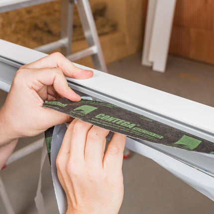 Pro Clima Contega Solido IQ-X intelligens ablakbeépítési szalag előszerelése a nyílászárótokra: páraváltozó sd-értékű, vakolható RAL-szalag az ablakok gyors és hibamentes légzáró csatlakoztatásához.