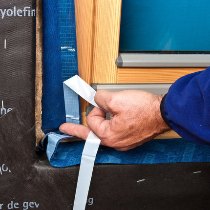 Pro Clima Contega IQ intelligens, vakolható RAL-szalag változó páratechnikai ellenállással (sd-értékkel), ablakbeépítés belső és külső oldali, légzáró és vakolatba ágyazható csatlakozásához.