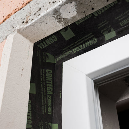 Pro Clima Contega Solido IQ intelligens, vakolható RAL-szalag változó páratechnikai ellenállással: öntapadó ablakbeépítési szalag belső és külső oldali, páratechnikailag biztonságos és légzáró csatlakoztatáshoz.