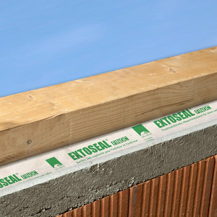 Pro Clima EXTOSEAL FINOC: rugalmas butilkaucsuk szalag a beton alapzat és a fa szerkezet közötti felszivárgó nedvesség elleni biztos vízzáró védelemre.