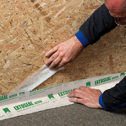 Pro Clima EXTOSEAL FINOC: rugalmas butilkaucsuk szalag OSB lapok és GV lemezek közötti biztos vízzáró csatlakozások kialakításához.