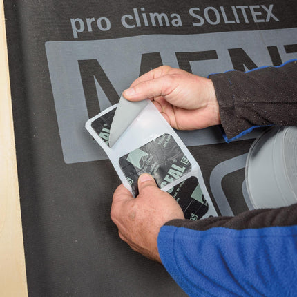 Pro Clima TESCON NAIDECK MONO PATCH darabolt szegtömítő szalag: öntapadó, butilos pontszerű szigetelés ellenlécek alatti szeglyukak vízzárásához.