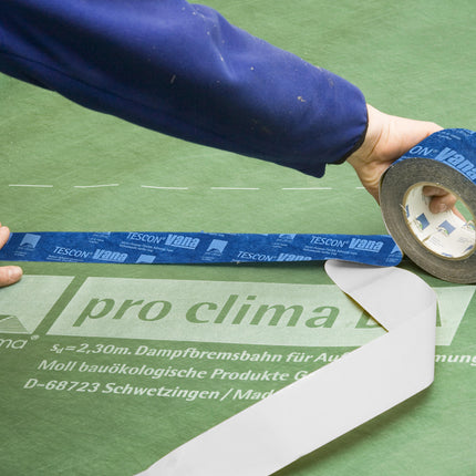 A pro clima DA fólia átlapolásainak időjárásálló ragasztása TESCON VANA szalaggal