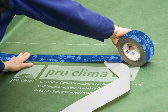 A pro clima DA fólia átlapolásainak időjárásálló ragasztása TESCON VANA szalaggal