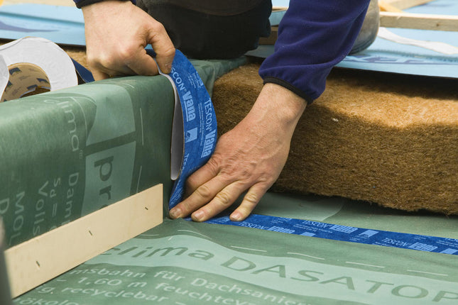 Pro Clima DASATOP intelligens páraszabályozó fólia tetőfelújításhoz: változó sd-értékű, okos membrán a szarufák feletti és közötti légzáró réteg kialakításához, kívülről történő hőszigetelésnél.