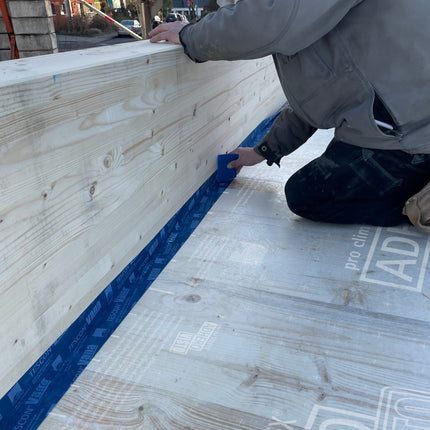 Pro Clima SOLITEX ADHERO VISTO átlátszó fólia ragasztása födémre: párfékező lég- és vízzáró védelem látható alapfelület mellett az építés alatt.