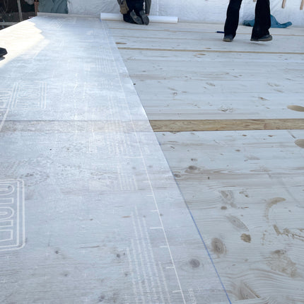 Pro Clima SOLITEX ADHERO VISTO: teljesen áttetsző, öntapadó védőfólia CLT födémek esztétikus, páraáteresztő és vízzáró burkolásához az építés alatt.