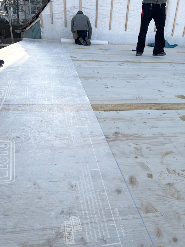 Pro Clima SOLITEX ADHERO VISTO: teljesen áttetsző, öntapadó védőfólia CLT födémek esztétikus, páraáteresztő és vízzáró burkolásához az építés alatt.