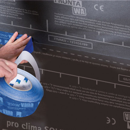 pro clima SOLITEX FRONTA WA homlokzati fólia átlapolásának szélzáró leragasztása fekete TESCON VANA vízálló ragasztószalaggal.