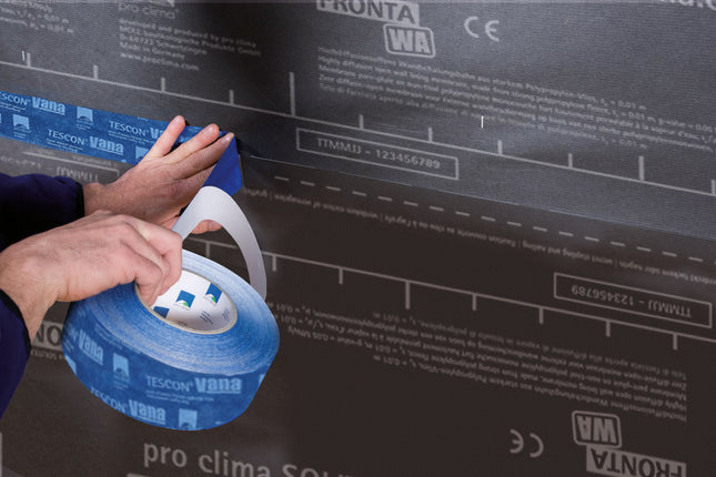 pro clima SOLITEX FRONTA WA homlokzati fólia átlapolásának szélzáró leragasztása fekete TESCON VANA vízálló ragasztószalaggal.