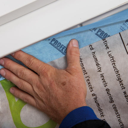 Pro Clima TESCON PROFECT: V-alakban előre hajtott, öntapadó sarokszalag az ablakok és belső sarkok gyors, légzáró és precíz tömítéséhez.