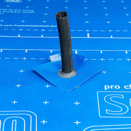 Pro Clima SOLITEX WELDANO ROFLEX vízzáró csőáttörési mandzsetta: homogén módon hegeszthető EPDM tömítőidom tetőfóliák és csövek közötti extrém biztonságos, vízhatlan csatlakozásához.