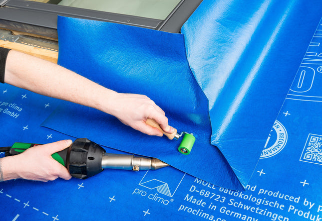 Pro Clima WELDANO INVEX gyárilag formázott külső sarokelem SOLITEX WELDANO vízhatlan tetőfólia rendszerhez: homogén módon hegeszthető, extrém vízzáró kiegészítő elem a tetőáttörések és kávák külső sarkainak biztonságos szigeteléséhez.